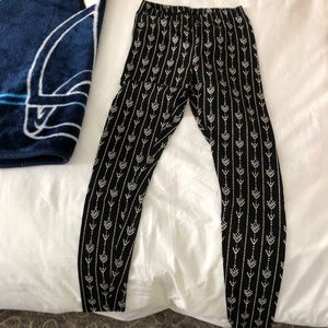 Arrow black and white leggings